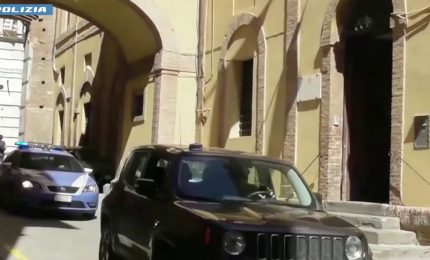 Scritte contro la Polizia di Stato e la Premier a Siena, denunciato 24enne