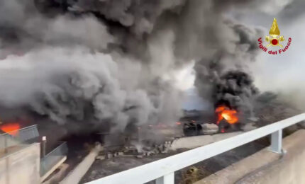 Vasto incendio in un deposito del Catanese, le immagini