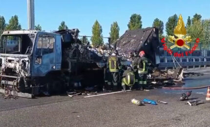 Milano, camion in fiamme su Tangenziale Ovest. Intervengono i vigili del fuoco