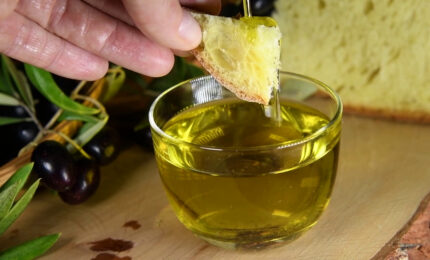 Olio d&rsquo;oliva, oltre 200 mila tonnellate invendute: filiera in crisi