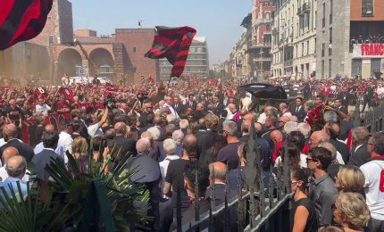 "C'&egrave; solo un capitano", il feretro di Baresi esce da Sant'Ambrogio
