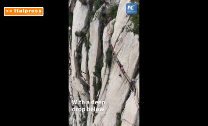 Cina, vigili del fuoco si addestrano nel soccorso con corde sul monte Huashan