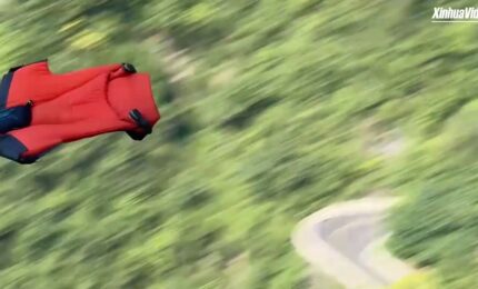 Cina: volo in tuta alare sul monte Tianmen