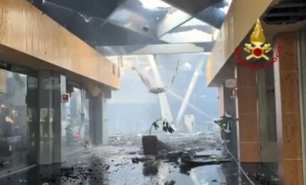Incendio al centro commerciale Conca d&rsquo;Oro di Palermo, avviate le indagini. I vigili del fuoco spengono gli ultimi focolai / Video
