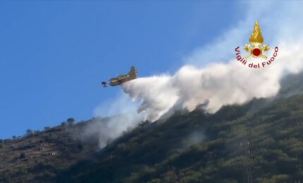 Incendi in Costiera amalfitana, Vigili del Fuoco al lavoro anche con Canadair