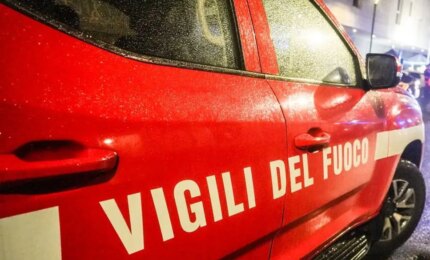 Un incendio divampa nella zona industriale di Termini Imerese, danneggiati un tir e 27 auto
