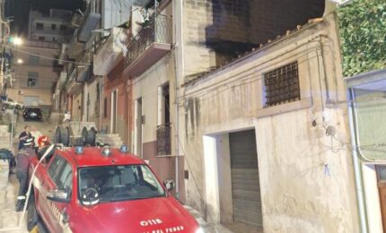 Incendio in un&rsquo;abitazione del Ragusano, una donna tratta in salvo