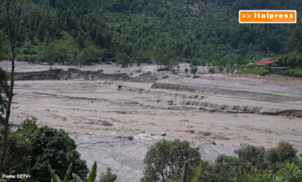 Il maltempo rallenta i soccorsi in Nepal, pi&ugrave; di mille le vittime