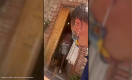 Fiamme in contrada Ziretto a Taormina, sindaco De Luca mette in salvo una donna