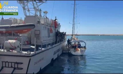 Trapani, nascondeva 8 migranti sulla barca a vela, arrestato