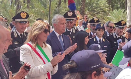 Omaggio floreale dei bambini al cippo di Dalla Chiesa, l'incontro con Piantedosi