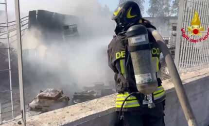 Incendio nella zona industriale di Catania, notte di lavoro per Vigili del fuoco