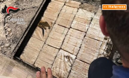 Blitz contro camorra nel Napoletano, trovati 3 milioni di euro nascosti nel muro