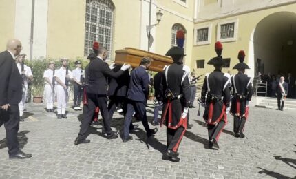 Aperta la camera ardente di Emma Bonino, l'arrivo del feretro in Campidoglio