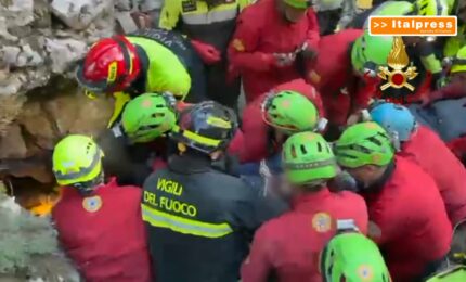 Estratto speleologo bloccato in una grotta in Sardegna, le immagini