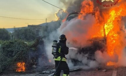 Si incendia un autocarro sulla SS 115, fiamme domate dai Vigili del Fuoco: nessun ferito