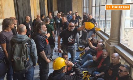 Ex Ilva, i lavoratori occupano la Prefettura di Genova