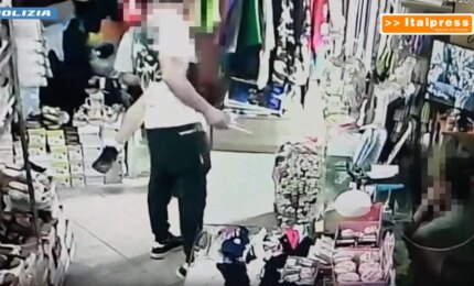 Rapina un negozio armato di coltello, arrestato un 37enne / Video