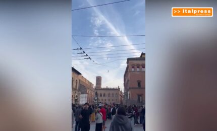 Pro-Pal, a Bologna funamboli sospesi a decine di metri per protesta