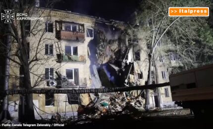 Notte di raid russi sulla citt&agrave; di Kharkiv in Ucraina, le immagini
