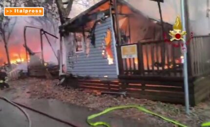 Vasto incendio in un camping di Peschiera del Garda, fiamme sotto controllo